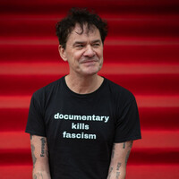 Karlovy Vary 2026 Interview: THE STORY OF DOCUMENTARY FILM – 1980s Director Mark Cousins on Cinema Canons, Generative AI, Docs in the Post-truth Age